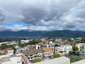 Vista Grande:  3 dormitorios, sala de estar, terraza, hermosa vista.