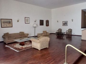 VENDO AMPLIA CASA EN LA AURORA MIRAFLORES