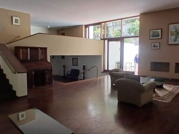 VENDO AMPLIA CASA EN LA AURORA MIRAFLORES