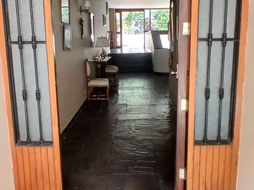 VENDO AMPLIA CASA EN LA AURORA MIRAFLORES