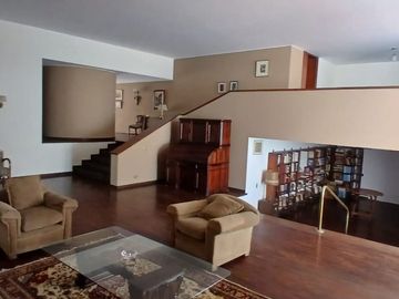 VENDO AMPLIA CASA EN LA AURORA MIRAFLORES