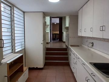 VENDO AMPLIA CASA EN LA AURORA MIRAFLORES