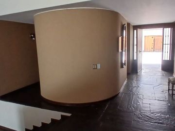VENDO AMPLIA CASA EN LA AURORA MIRAFLORES