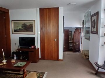VENDO AMPLIA CASA EN LA AURORA MIRAFLORES