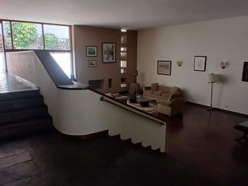 VENDO AMPLIA CASA EN LA AURORA MIRAFLORES
