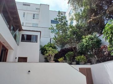 VENDO AMPLIA CASA EN LA AURORA MIRAFLORES