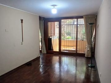 VENDO AMPLIA CASA EN LA AURORA MIRAFLORES