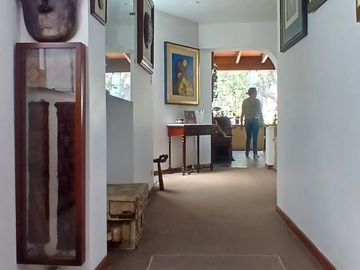 VENDO AMPLIA CASA EN LA AURORA MIRAFLORES