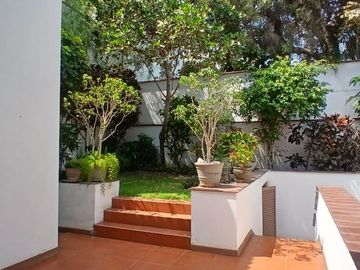 VENDO AMPLIA CASA EN LA AURORA MIRAFLORES