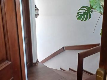 VENDO AMPLIA CASA EN LA AURORA MIRAFLORES