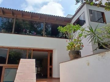 VENDO AMPLIA CASA EN LA AURORA MIRAFLORES