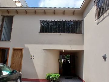 VENDO AMPLIA CASA EN LA AURORA MIRAFLORES