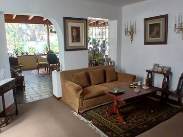 VENDO AMPLIA CASA EN LA AURORA MIRAFLORES