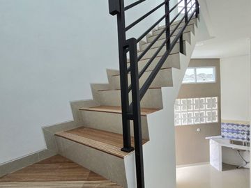 Rumah Mewah 2 Lantai Dekat Kampus UI Depok Dan Stasiun KRL Depok Baru
