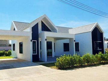 Brand new luxurious villa with short walking distance to Mae Phim Beach