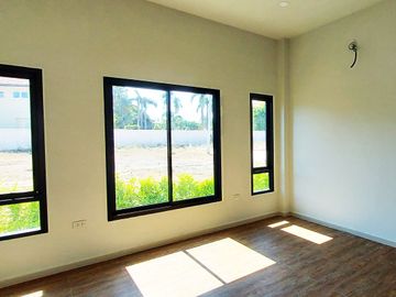 Brand new luxurious villa with short walking distance to Mae Phim Beach