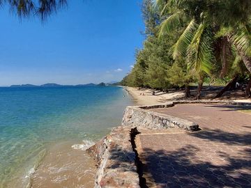Brand new luxurious villa with short walking distance to Mae Phim Beach