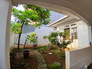 Rumah mewah dikawasan Tanjung Barat, Jakarta Selatan siap huni 7,5 M nego