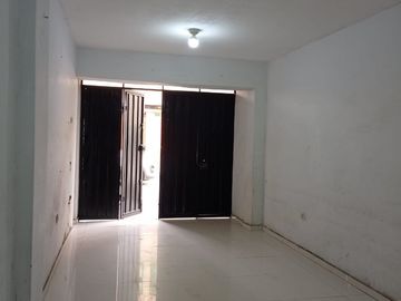Se Vende Ocasión Casa de 3 pisos + Azotea, en la Urb. Las Brisas de Huachipa