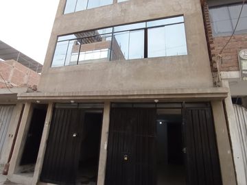 Se Vende Ocasión Casa de 3 pisos + Azotea, en la Urb. Las Brisas de Huachipa