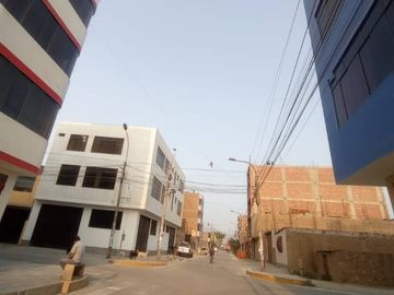 Se Vende Ocasión Casa de 3 pisos + Azotea, en la Urb. Las Brisas de Huachipa