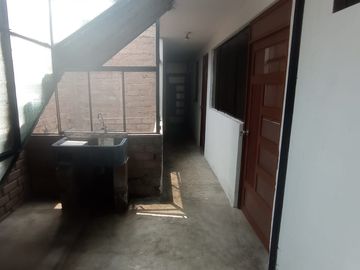 Se Vende Ocasión Casa de 3 pisos + Azotea, en la Urb. Las Brisas de Huachipa