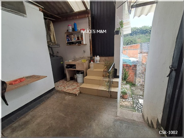 VENDO CASA DE 140 MTS2, DE 7 HABITACIONES, 5 PRIMER PISO Y 2 EN SEGUNDO PISO, CERCA AL CENTRO DE PEREIRA.