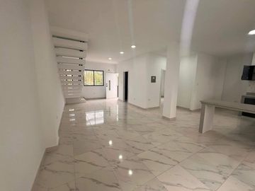 En venta casa independiente - Av. 5 de Junio- Portoviejo