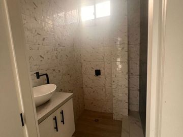 En venta casa independiente - Av. 5 de Junio- Portoviejo