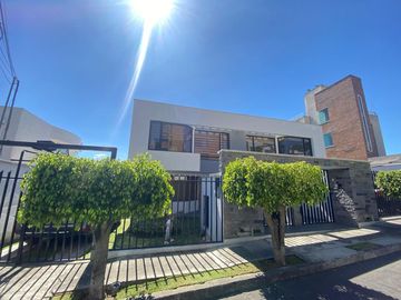 Casa de venta 3 dormitorios - Miravalle  Cumbayá Quito
