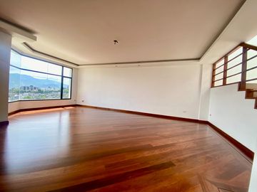 Casa de venta 3 dormitorios - Miravalle  Cumbayá Quito