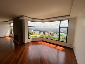 Casa de venta 3 dormitorios - Miravalle  Cumbayá Quito
