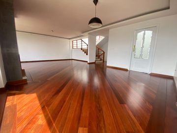 Casa de venta 3 dormitorios - Miravalle  Cumbayá Quito