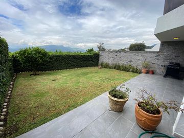 Casa de venta 3 dormitorios - Miravalle  Cumbayá Quito