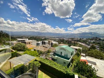 Casa de venta 3 dormitorios - Miravalle  Cumbayá Quito