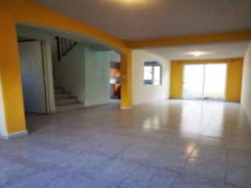 HERMOSA CASA CON UBICACIÓN EN UNA DE LAS MEJORES ZONAS DE ZAPOPAN