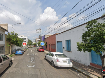Casa ubicada en colonia Moderna, Guadalajara, Jalisco. Con 5 recamaras y 241m2. Muy cerca de la Glorieta Niños Héroes.