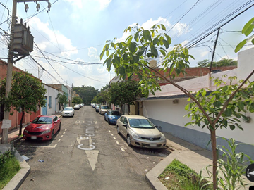Casa ubicada en colonia Moderna, Guadalajara, Jalisco. Con 5 recamaras y 241m2. Muy cerca de la Glorieta Niños Héroes.