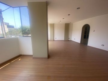 VENDO AMPLIO DEPARTAMENTO PRIMER PISO ELEVADO REMODELADO CASUARINAS SUR