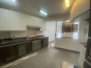 VENDO AMPLIO DEPARTAMENTO PRIMER PISO ELEVADO REMODELADO CASUARINAS SUR