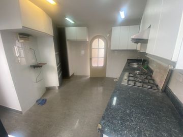 VENDO AMPLIO DEPARTAMENTO PRIMER PISO ELEVADO REMODELADO CASUARINAS SUR