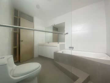 VENDO AMPLIO DEPARTAMENTO PRIMER PISO ELEVADO REMODELADO CASUARINAS SUR