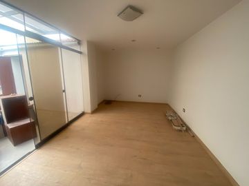 VENDO AMPLIO DEPARTAMENTO PRIMER PISO ELEVADO REMODELADO CASUARINAS SUR