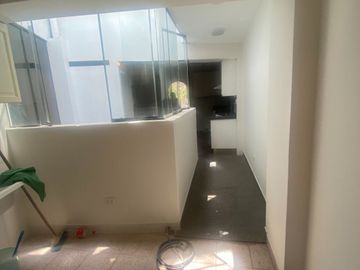 VENDO AMPLIO DEPARTAMENTO PRIMER PISO ELEVADO REMODELADO CASUARINAS SUR