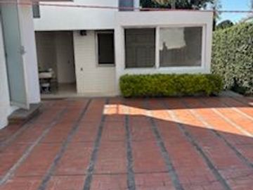 EN VENTA PRECIOSA CASA EN LA COL. REFORMA (ZONA DORADA) EN CUERNAVACA MOR. 1,430 M2 DE TERRENO, 650 M2 DE CONSTRUCCIÓN