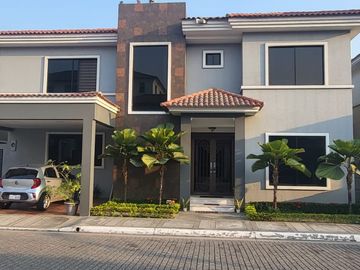 Venta de casa en Samborondon km 4.5 Guayaquil Ecuador cerca UEES, Plaza Batan
