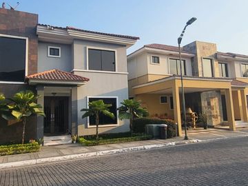 Venta de casa en Samborondon km 4.5 Guayaquil Ecuador cerca UEES, Plaza Batan