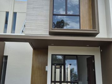 Dijual Cepat Rumah Cluster Aeris Citra Garden Serpong Cisauk Tangerang Unit Baru Bagus Cantik Siap Huni