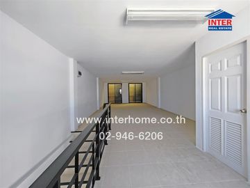 Commercial building 4.5 floors 21.3 sq.w. D complex near Thai Panich Bank, Pinthong Industrial Estate, Expressway No. 7, Motorway, Chao Phraya Surasak