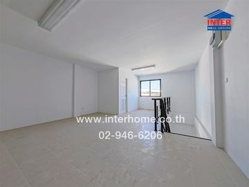 Commercial building 4.5 floors 21.3 sq.w. D complex near Thai Panich Bank, Pinthong Industrial Estate, Expressway No. 7, Motorway, Chao Phraya Surasak
